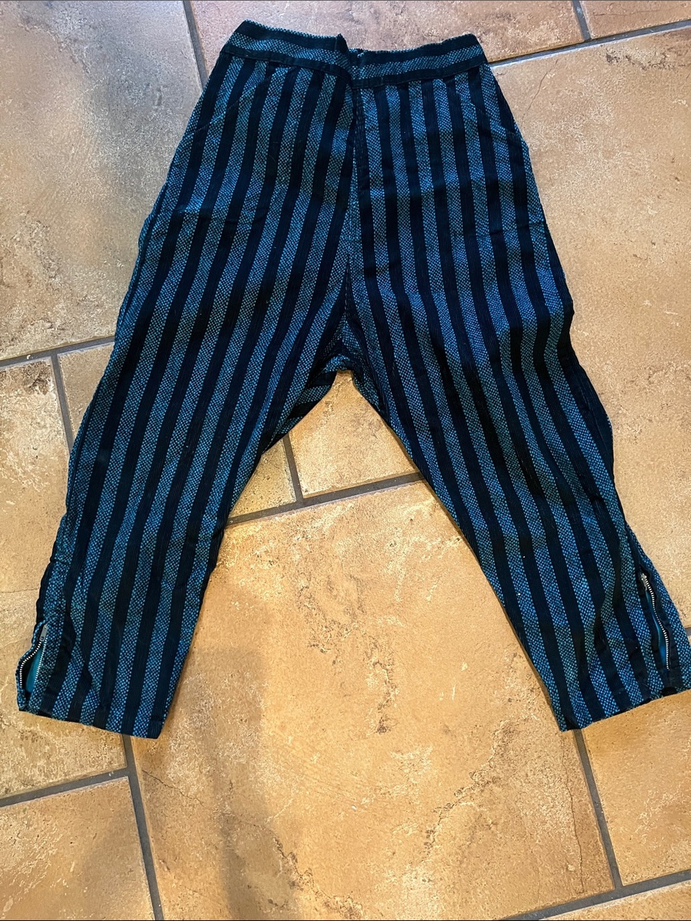 VINTAGE STRIPED CAPRI PANTS